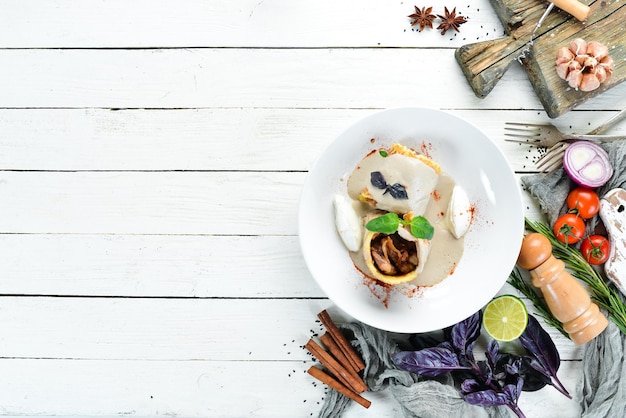 Kolacja przy świecach z talerzem potraw